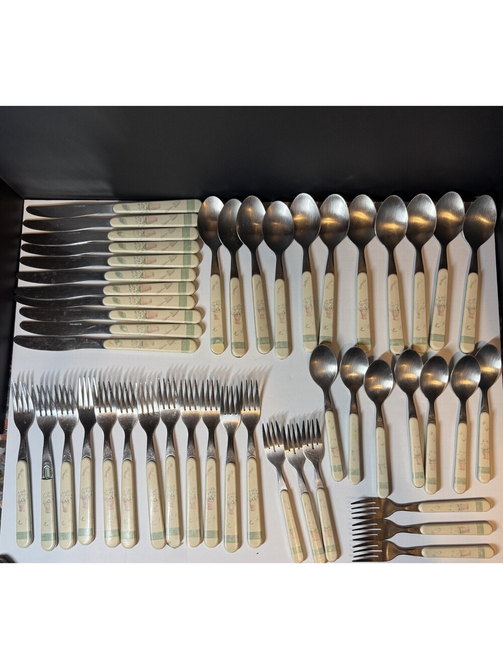 Pfaltzgraff Flower Garden Flatware 47pc Green Ivory Plastic Forks Spoons Knives